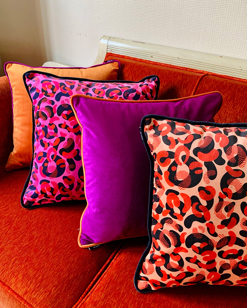 Coussins décoratifs en velours dans le tissu léopard Léo