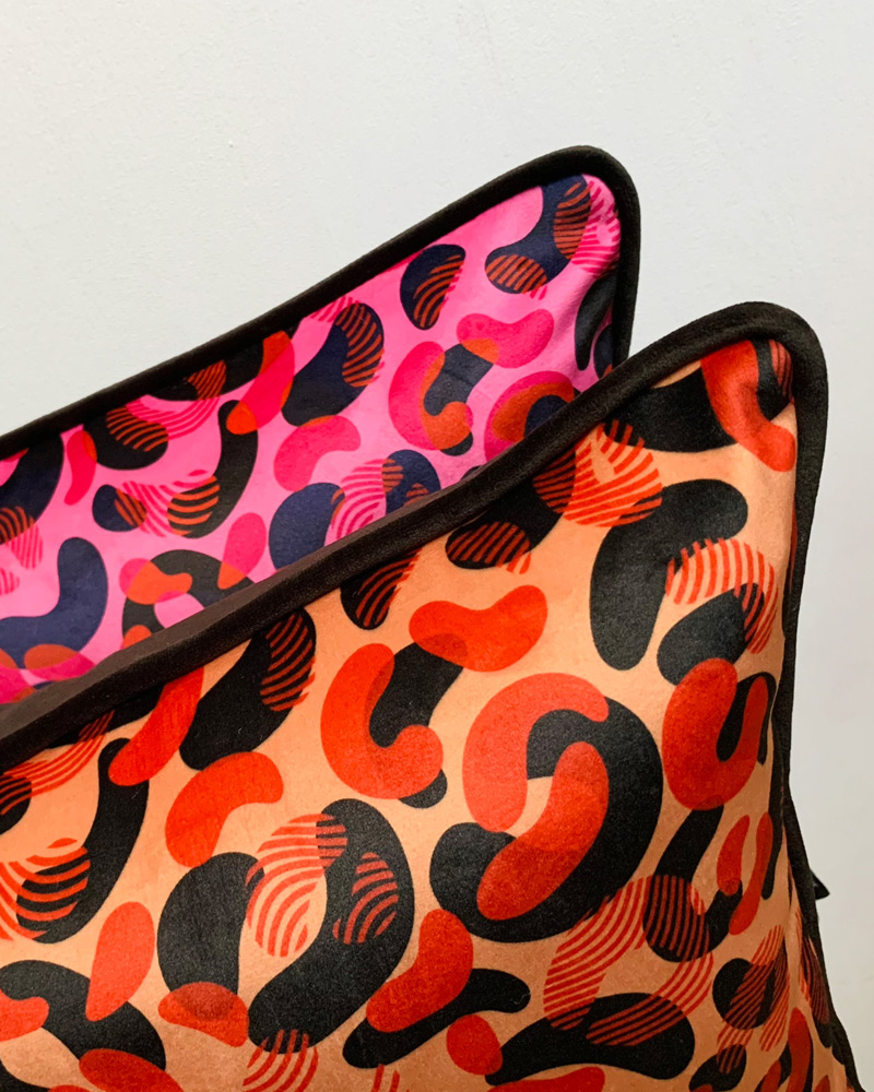 Détail de coussins en tissu imprimé léopard Léo